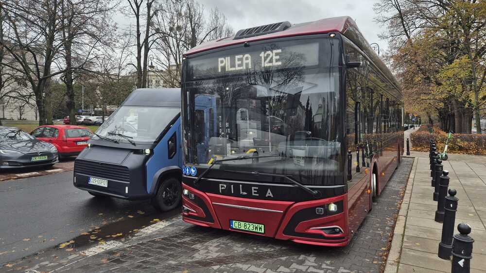 autobus elektryczny Pilea w towarzystwie eVana